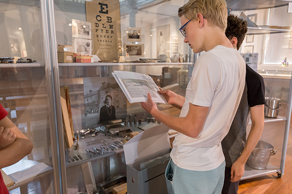 Twee jongeren bekijken een expositie in het museum