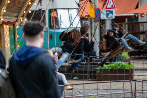 De zweefmolen in actie Aprilfeesten Amsterdam