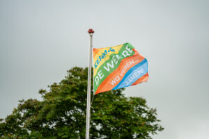 De vlag van de kermis De Weere wappert