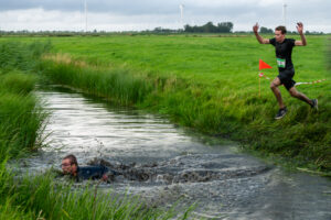 Een van de laatste sloten van de prutrace. De deelnemers zien al zwart van de blubber