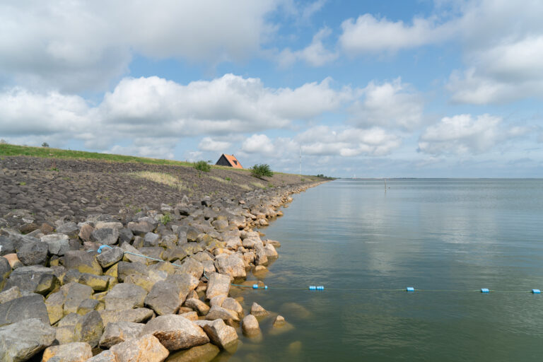 Afbeelding van het dijkmagazijn gezien vanaf het IJsselmeer