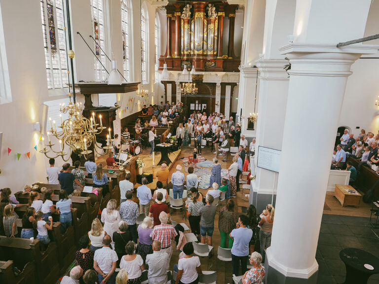 Interieur Kapelkerk met mensen